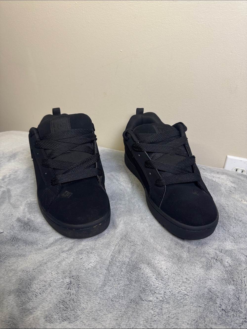 DC Shoes Court Graffik Triple Black Puffy Skate Sneaker - Men's Size 10